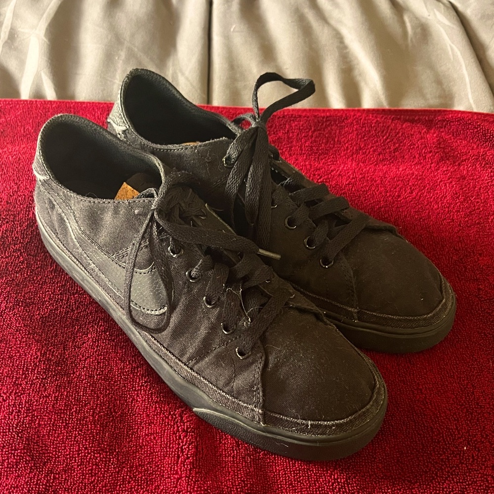NIKE COURT LEGACY Men size 8
